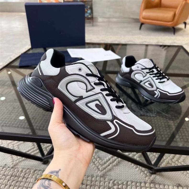Women's & Men's Fashion Couple Light Mesh Breathable Comfortable Men's Sports Shoes