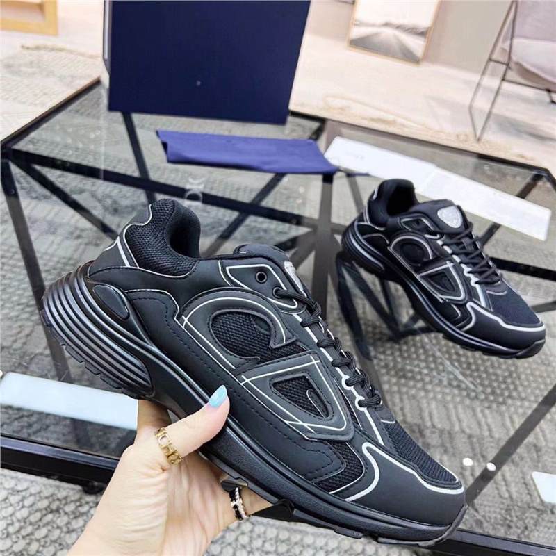 Women's & Men's Fashion Couple Light Mesh Breathable Comfortable Men's Sports Shoes