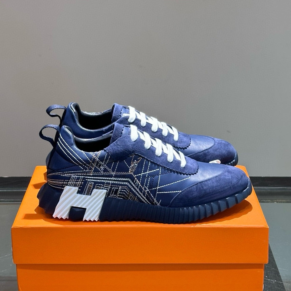 Embroidered Trendy Light Luxury Breathable Travel Men's Sports Shoes