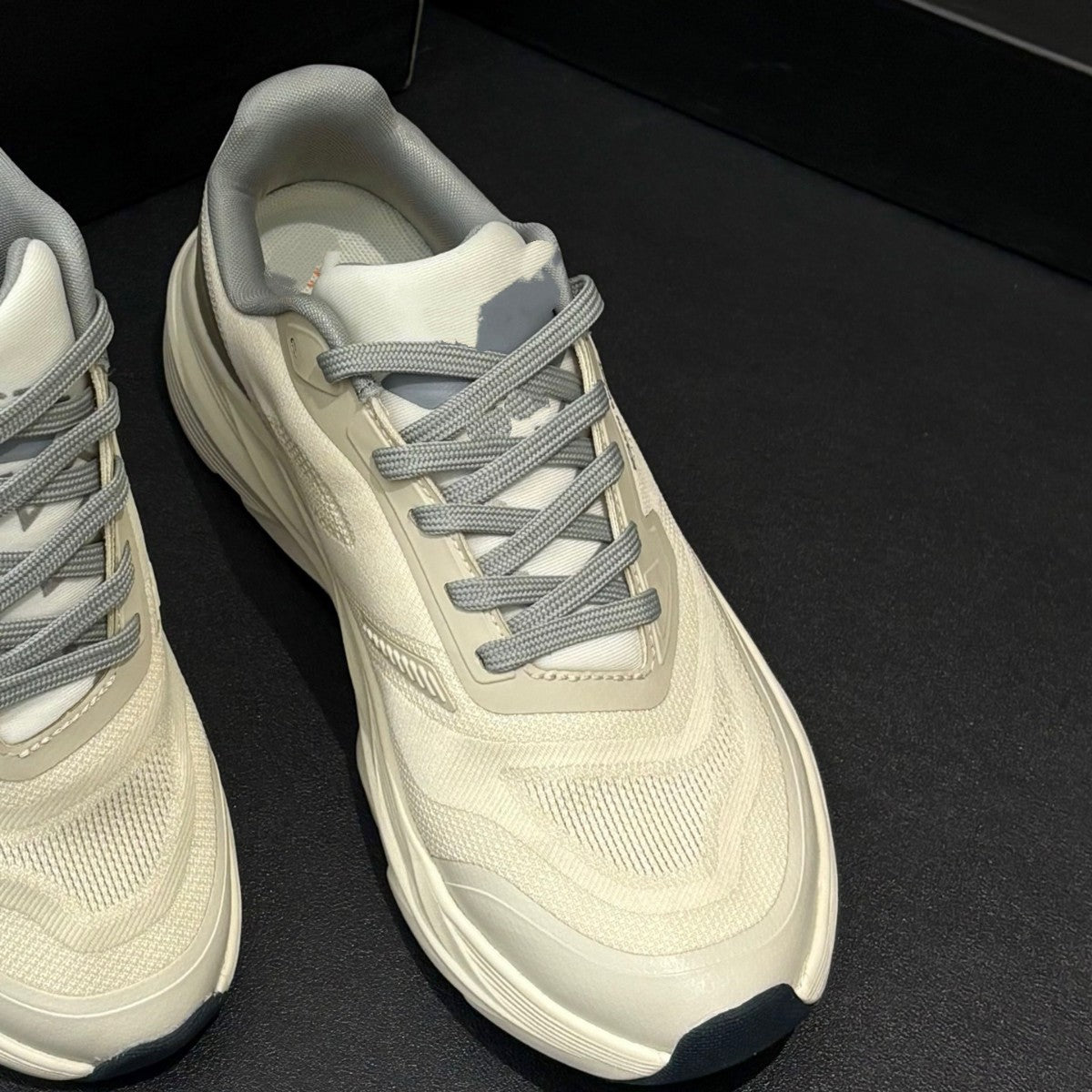 Women's & Men's On Foot Have Strong Light Rebound Men's Sports Shoes