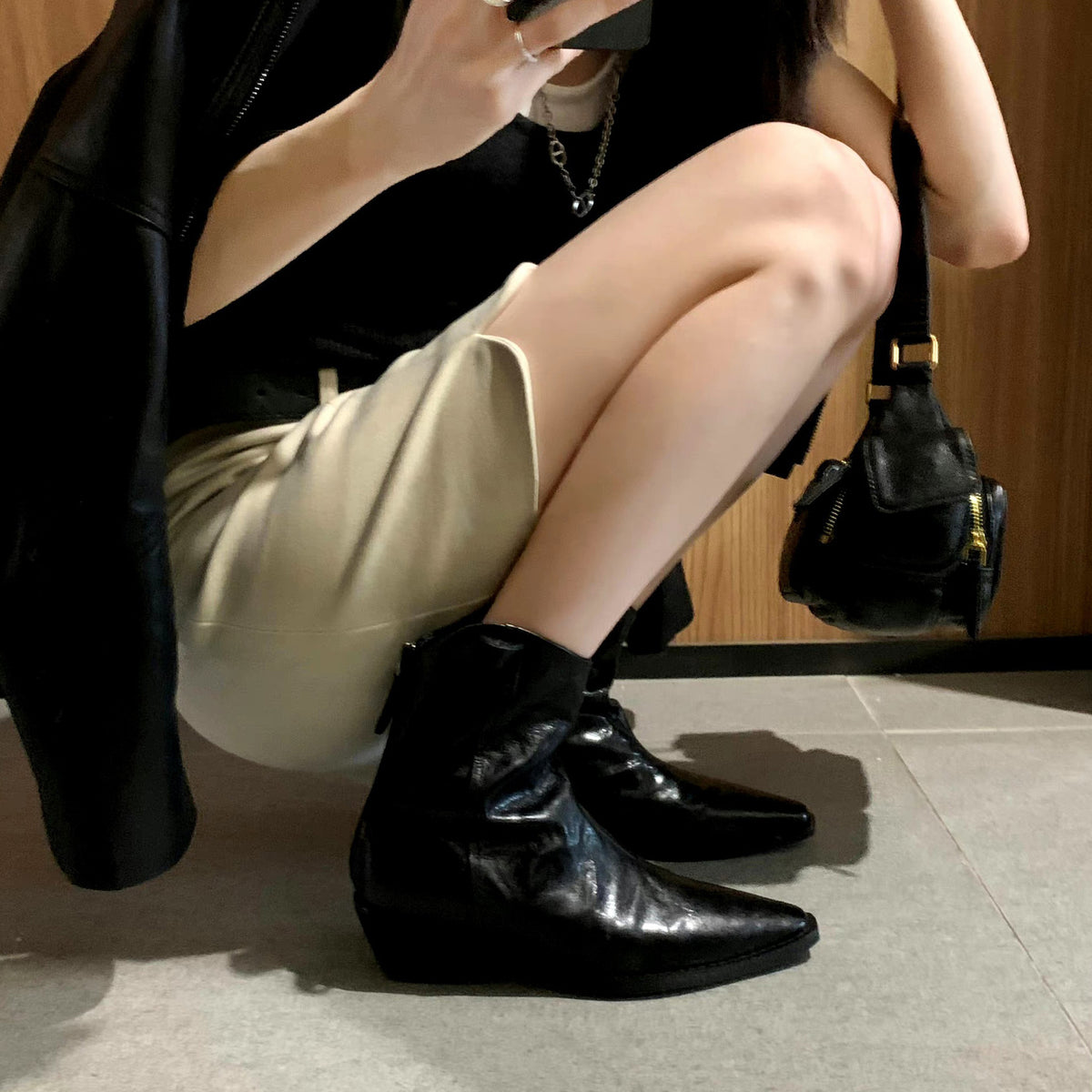 Women's Pointed Toe V-shaped Mouth Slimming Thick Wrinkle Western Short Martin Women's Leather Boots